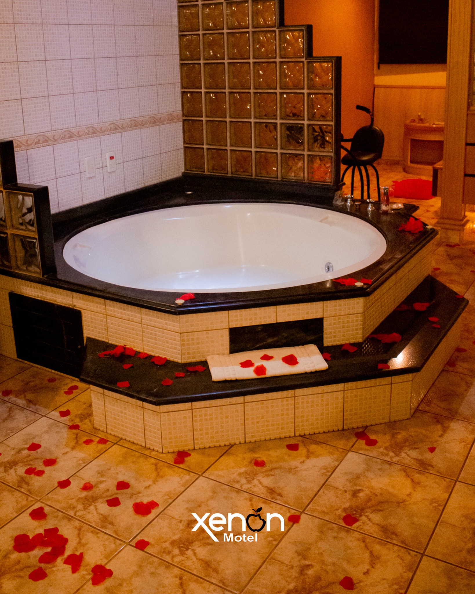 Hidromassagem ampla em suíte do Motel Xenon